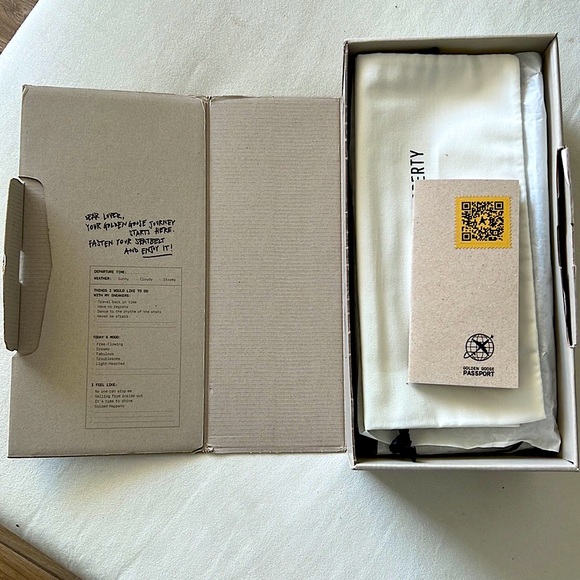 Golden Goose BRAND NEW with box, dust bag and official passport registration - Picture 10 of 17